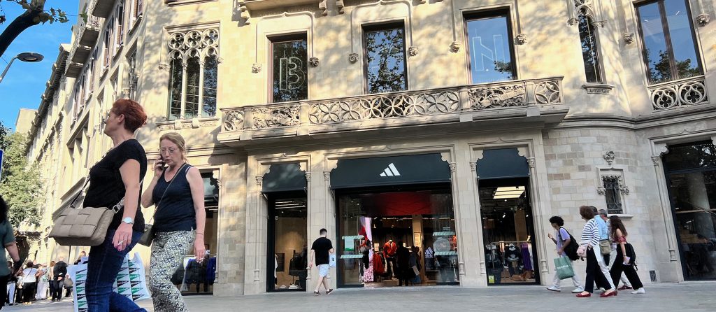 La nueva tienda Adidas nos trae un espacio de moda deportiva y arte urbano convirtiéndose en la tienda principal de Barcelona y la más grande de España.